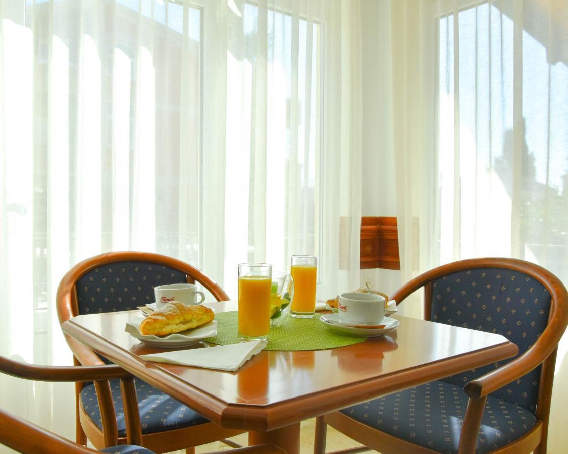 Hotel Adria Kaštela エクステリア 写真
