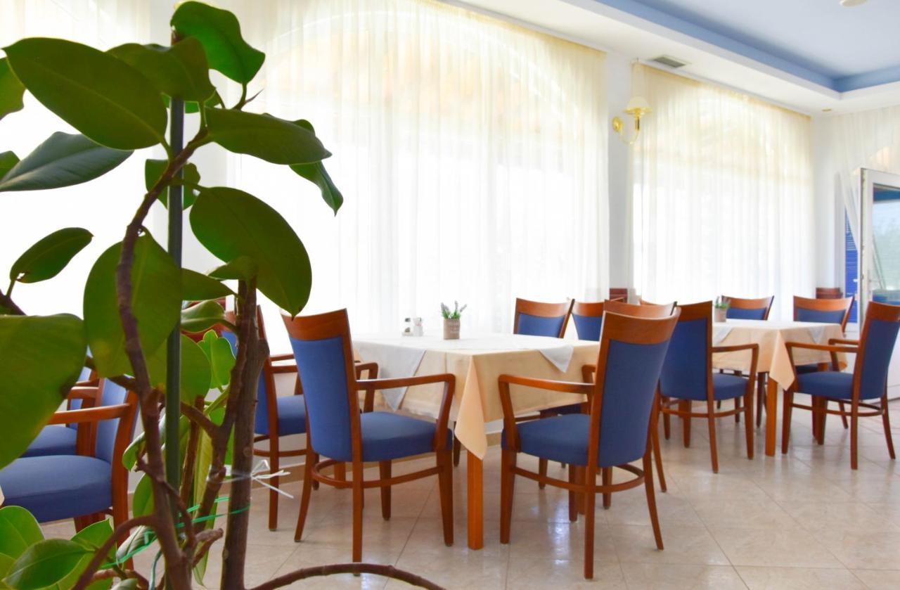 Hotel Adria Kaštela エクステリア 写真
