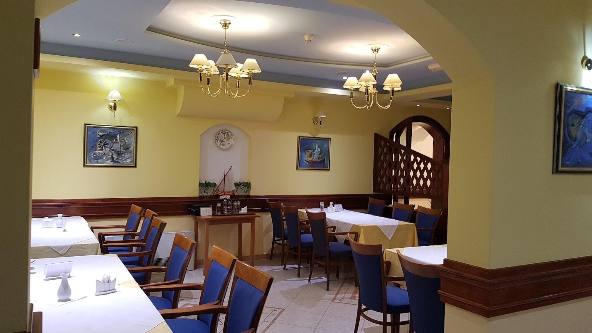 Hotel Adria Kaštela エクステリア 写真