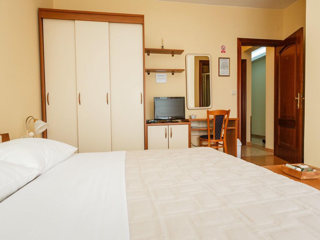 Hotel Adria Kaštela エクステリア 写真