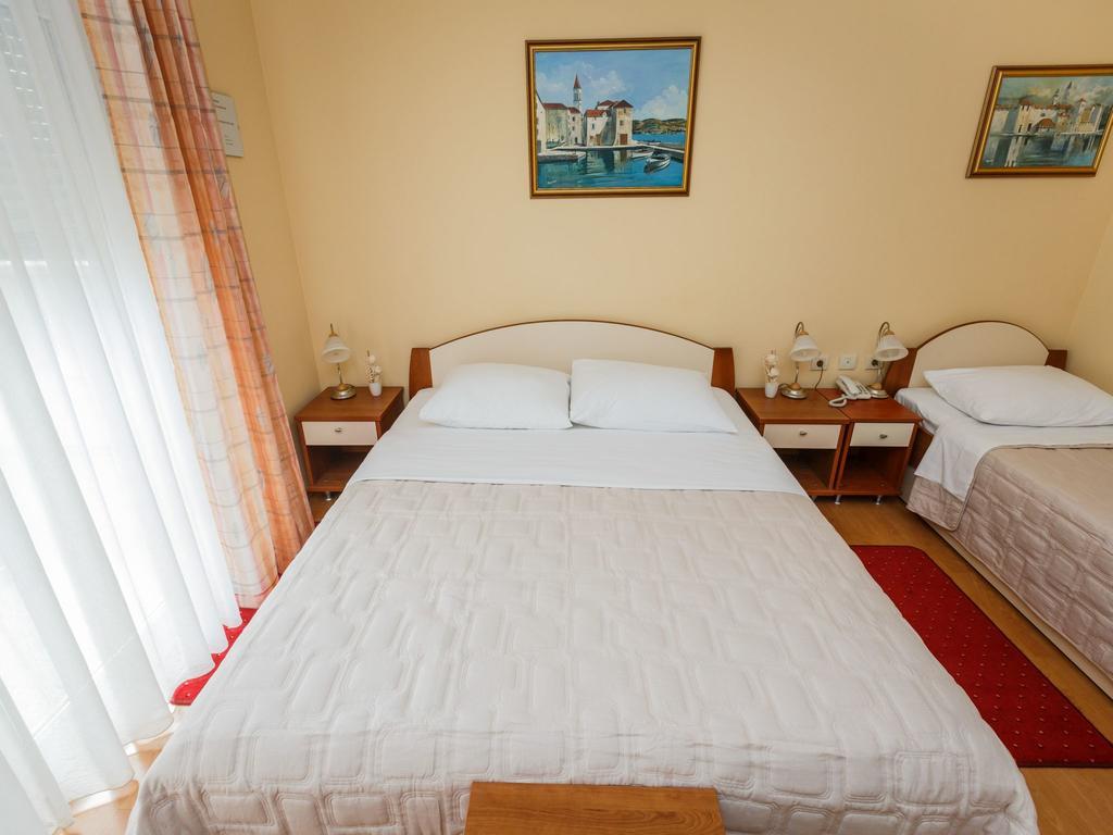 Hotel Adria Kaštela エクステリア 写真