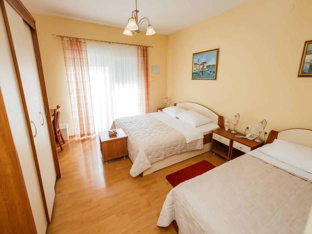 Hotel Adria Kaštela エクステリア 写真